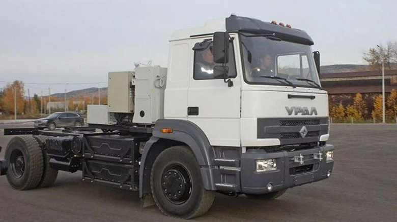 Фото - Автозавод «Урал» представил грузовик с гибридной силовой установкой. На очереди – полностью электрический и водородный грузовики